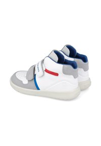 Par de zapatillas deportivas altas blancas y grises con acentos azules y rojos y correas de Velcro, forro interior azul y suelas blancas.