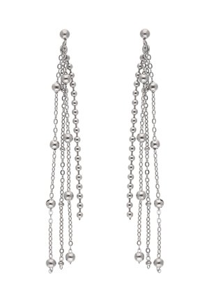 Ezüst fülbevalók, amelyek több lánc szálból és különböző méretű gömb alakú gyöngyökből állnak, lenyűgöző, lecsüngő kialakítást alkotva.