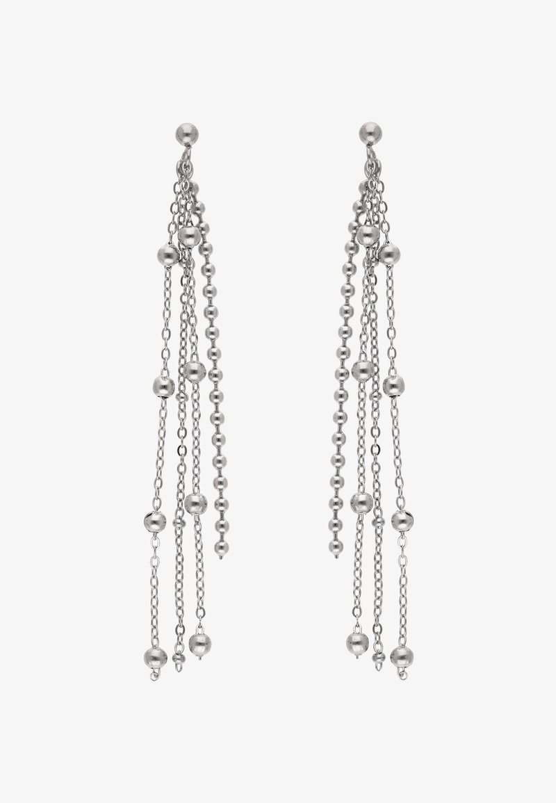 Ezüst fülbevalók, amelyek több lánc szálból és különböző méretű gömb alakú gyöngyökből állnak, lenyűgöző, lecsüngő kialakítást alkotva.