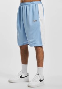 Shorts de sport bleu clair avec panneaux latéraux blancs, taille élastique, et logo « DEF ». Fabriqués en tissu léger, avec une coupe ample.