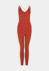 Combinaison ajustée sans manches couleur rouille avec un décolleté en V profond et des bretelles fines croisées, s'étendant jusqu'à des jambes pleines.