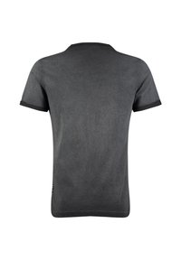 Camiseta de manga corta gris oscuro lisa con puños de manga negra, vista desde la parte posterior sobre un fondo blanco.