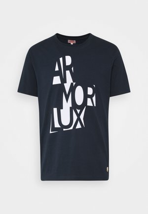 Marine katoen t-shirt met opvallende witte grafische tekst "ARMOR LUX" in een mix van hoofdletters en kleine letters. Ronde halslijn en korte mouwen.