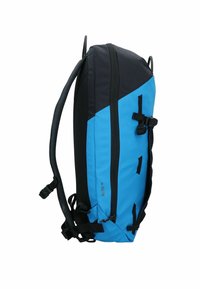 Zaino sportivo blu e nero con spallacci regolabili, profilo elegante, chiusura con zip e molteplici fibbie esterne. Materiale resistente.
