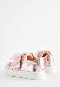 Różowe metaliczne trampki z kwiatowym wzorem, ozdobione dużą kokardą na każdym bucie, biała gumowa podeszwa i detal z logo na pięcie.