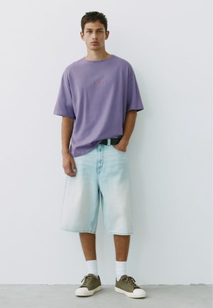 PULL&BEAR, RELAXED FIT WITH GRAPHIC - T-SHIRT - T-shirt imprimé - purple