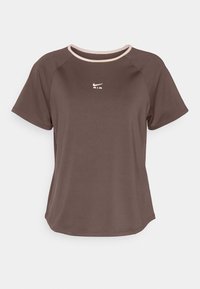 Brun Nike Air t-shirt med kort ärm och ljusrosa kant runt kragen samt en liten vit logotyp på bröstet.