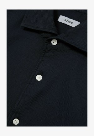 Diepblauwe shirt van textuurstof met een button-down kraag en witte knopen, met een REISS-label op de binnenkant van de kraag.