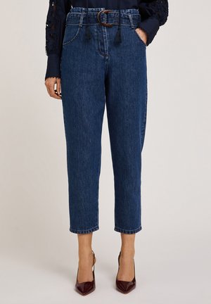 Blauwe high-waisted denim broeken met een fitted taille, voorzien van een bruine riem en voorzakken, afgewerkt met een cropped zoom.