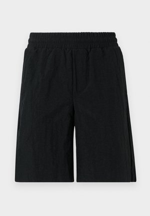 Črne kratke hlače z elastičnim pasom, opremljene z teksturirano tkanino, do kolen, z stranskimi žepi.