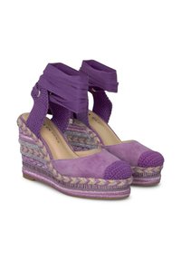 Sandali con zeppa viola, suola in juta intrecciata, tomaia in suede e punta lavorata all'uncinetto. Presentano ampie fasce in tessuto attorno alla caviglia.