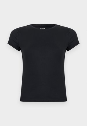T-shirt noir uni à manches courtes, col rond, ajusté, avec une étiquette de marque discrète à l'intérieur du col sur fond blanc.
