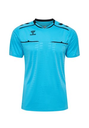 Helles blaues Sporttrikot mit schwarzen Akzenten, kurzen Ärmeln, Rundhalsausschnitt, mit strukturierten Mustern und Markenlogo auf der Vorderseite.