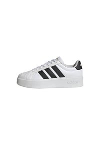 Witte sneaker met drie zwarte strepen aan de zijkant, bovenwerk van getextureerd leer, ronde neus en dikke witte zool. Gebrandmerkt met het "adidas" logo.