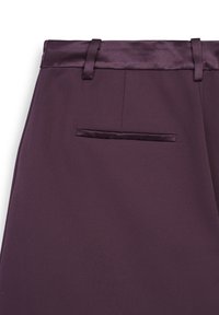 Vista posteriore di pantaloni su misura di un viola scuro, con passanti per cintura e una tasca a filetto singola sul lato destro.