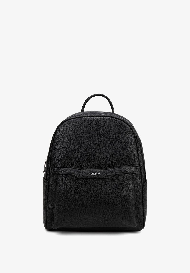 Zaino in pelle nera con texture a granello, forma arrotondata, chiusura con zip, tasca anteriore e manico per il trasporto. Design minimalista con branding discreto.