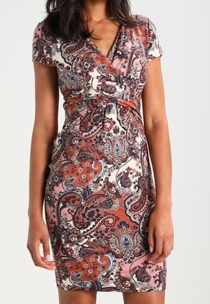 Vestito aderente a maniche corte in ruggine e crema con motivo paisley, caratterizzato da un design avvolgente e una texture liscia.