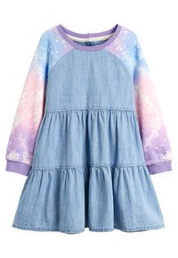 Robe en denim avec un ourlet à volants. Manches en tie-dye violet et pastel. Comprend un col rond et des poignets côtelés. Texture en denim bleu clair.