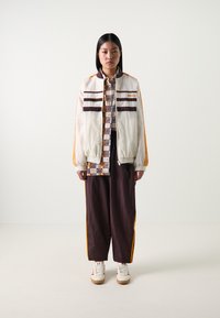 adidas Originals TRACK TOP - Casaco de treino - off white/shadow brown