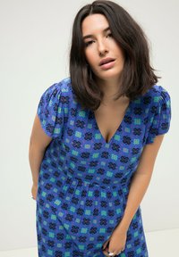 Studio Untold A-LINE ALLOVERPRINT V-AUSSCHNITT FLÜGEL-HALBARM - Vestito lungo - cornflower blue