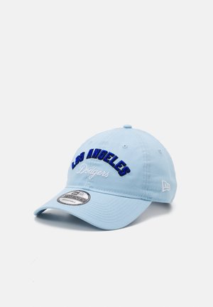 Casquette de baseball réglable bleu clair avec broderie "Los Angeles Dodgers" en bleu et blanc à l'avant et un logo de la marque sur le côté.