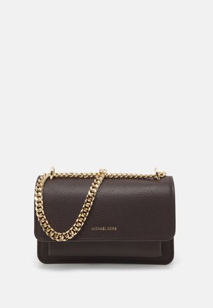 Sac à épaule en cuir marron foncé Michael Kors avec bandoulière chaîne dorée et logo doré sur le rabat avant.