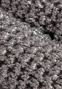 Teksturowana metalowa siatka w kolorze srebrnym, z plecionym wzorem i gładkimi, błyszczącymi włóknami splecionymi w celu uzyskania refleksyjnej powierzchni.