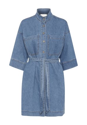 Denim srajčna obleka s kratkimi rokavi, ovratnikom, dvema žepoma na prsih in pasom. Mehka modra tkanina s kontrastnimi šivi.