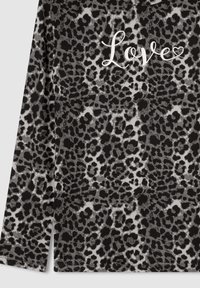Maglia a maniche lunghe con stampa leopardata nera e grigia, con la parola "Love" in bianco scritto in corsivo sulla parte anteriore. Tessuto morbido e testurizzato.