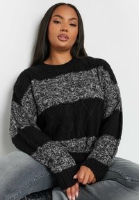Schwarz-grauer Strickpullover mit Zopfmuster, gestreiftem Design, gerippten Bündchen und rundem Ausschnitt. Weiche Textur.