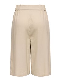 Béžové krátke nohavice po kolená s elastickým pásom a pútkami na opasok, vyrobené z ľahkej tkaniny.