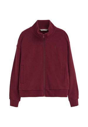 Chaqueta burdeos con cremallera, cuello alto, mangas largas, puños y bajo acanalados, y dos bolsillos delanteros.