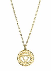 Gouden hanger ketting met een cirkelontwerp voorzien van ingewikkelde driehoekige patronen en een centrale cirkel, hangend aan een delicate ketting.