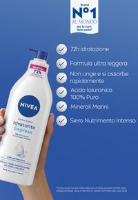 Bottiglia di plastica bianca con dettagli blu, dotata di tappo a scatto. L'etichetta mostra "NIVEA" e i dettagli del prodotto, inclusi i benefici idratanti e gli ingredienti.