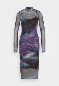 Robe à manches longues transparente avec un motif abstrait multicolore dans des teintes de violet, vert et bleu, dotée d'un col haut et d'une coupe ajustée.