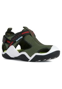 Scarpa in rete resistente all'acqua di colore verde oliva con ritagli, dettagli neri e suola bianca. Presenta una cinghia in Velcro e una suola in gomma testurizzata.