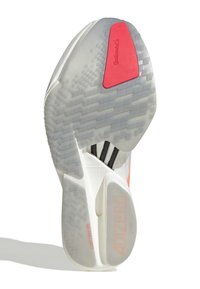 Sole boty s bílou a šedou gumovou základnou, texturovaný vzor, červený akcent a text "ADIZERO"; minimalistický design pro výkon.