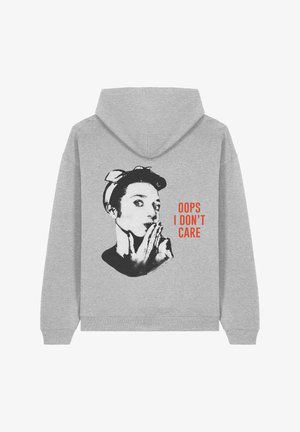 Szara bluza z kapturem z czarną grafiką przedstawiającą kobietę z łukiem oraz napisem "OOPS I DON'T CARE" w pomarańczowym kolorze, o luźnym kroju i ściągaczach.