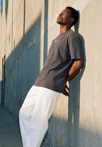 Karl Kani SMALL SIGNATURE ESSENTIAL TEE UNISEX - Navadna majica - anthracite