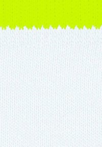 Dziergany materiał ma żywy limonkowy górny fragment z falistą krawędzią, przechodzącą w gładki biały dolny fragment.