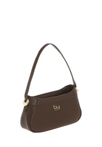 Borsa a tracolla in pelle marrone con silhouette curva, dettagli in hardware dorato e una sola tracolla. Presenta un logo discreto sulla parte anteriore.