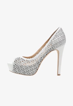 Chaussure à talons hauts blanche à bout ouvert avec un design perforé découpé. Présente un empiècement en cuir lisse sur le bout et un talon aiguille, avec un intérieur doublé beige.