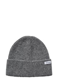 Grå strikket beanie med ribbet tekstur, der har en foldet manchet. Et lille hvidt mærke med teksten "Resteröd's" er syet på siden.