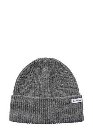 Grå strikket beanie med ribbet tekstur, der har en foldet manchet. Et lille hvidt mærke med teksten "Resteröd's" er syet på siden.