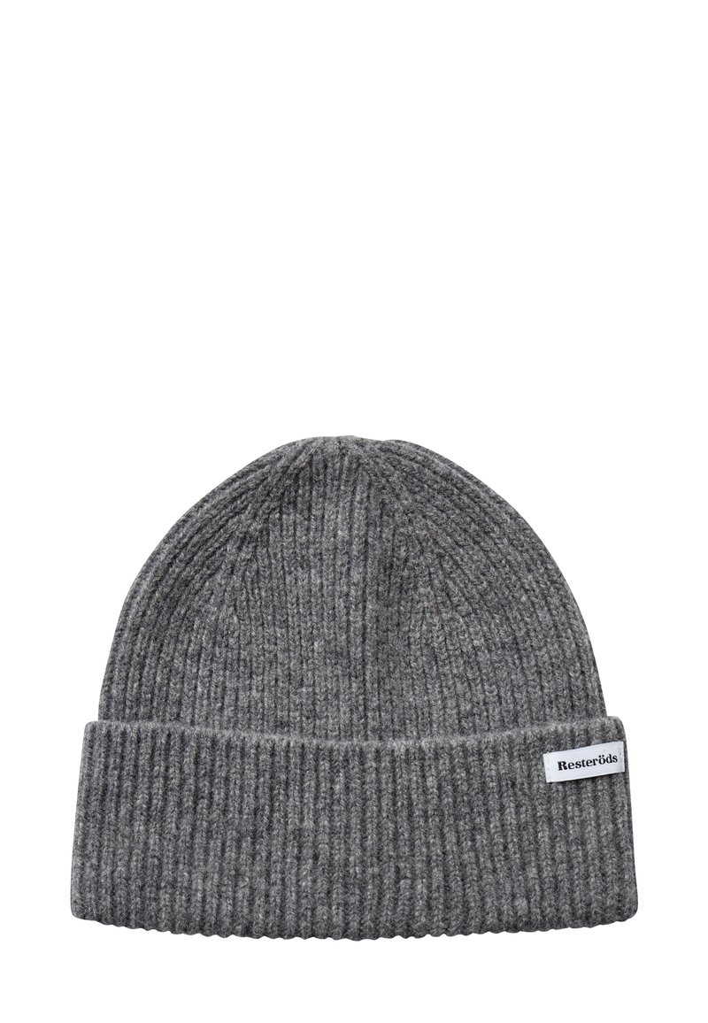 Grå strikket beanie med ribbet tekstur, der har en foldet manchet. Et lille hvidt mærke med teksten "Resteröd's" er syet på siden.