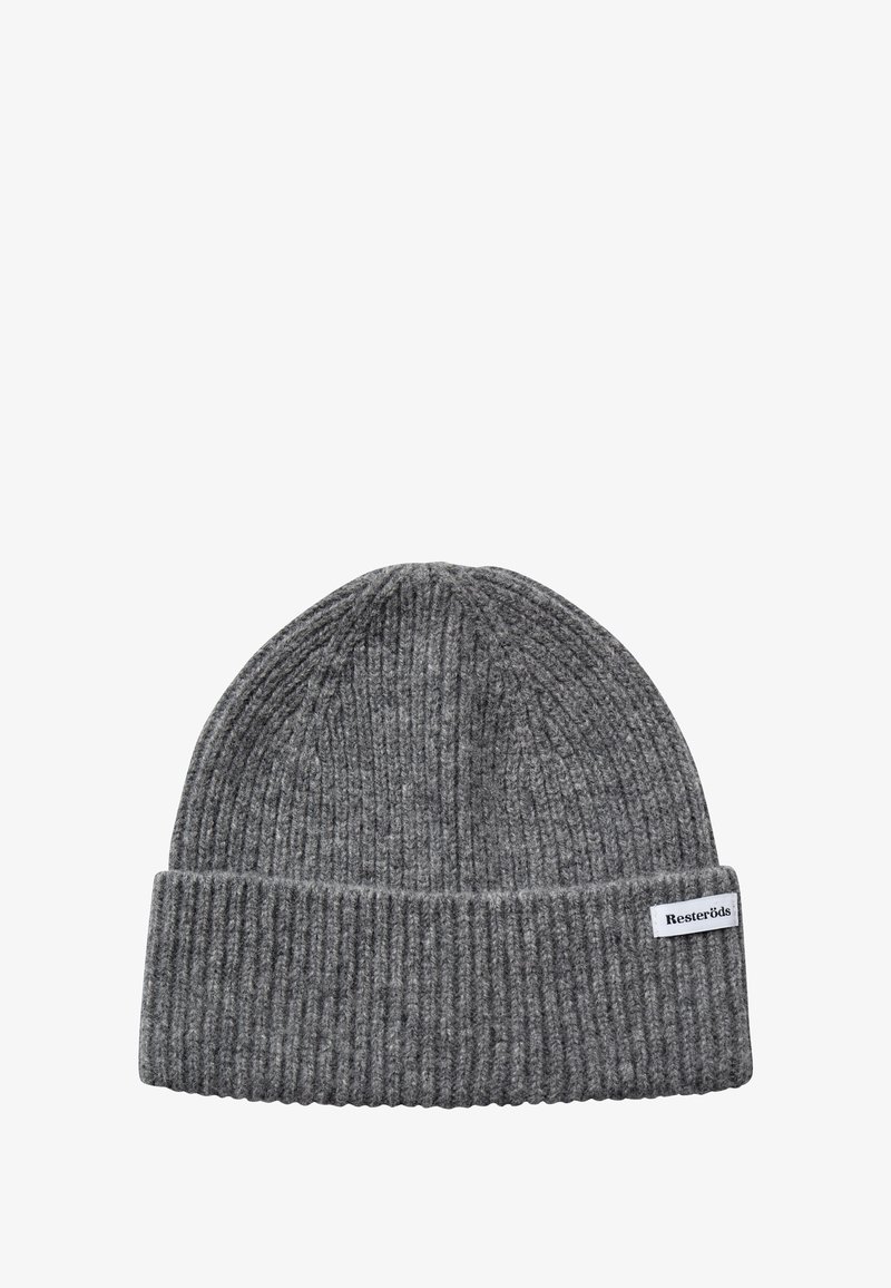 Grå strikket beanie med ribbet tekstur, der har en foldet manchet. Et lille hvidt mærke med teksten "Resteröd's" er syet på siden.