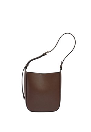 Brązowa skórzana torba typu bucket z regulowanym paskiem na ramię i minimalistycznym wzornictwem na białym tle.