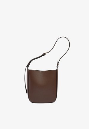 Brązowa skórzana torba typu bucket z regulowanym paskiem na ramię i minimalistycznym wzornictwem na białym tle.