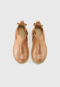 Zapatos de cuero color cobre para niños con una sutil textura de estampado de leopardo y cremalleras laterales, mostrados desde arriba sobre un fondo blanco.