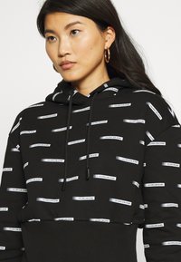 Calvin Klein Jeans LOGO ALL OVER PRINT HOODIE - Camisola - institutional black